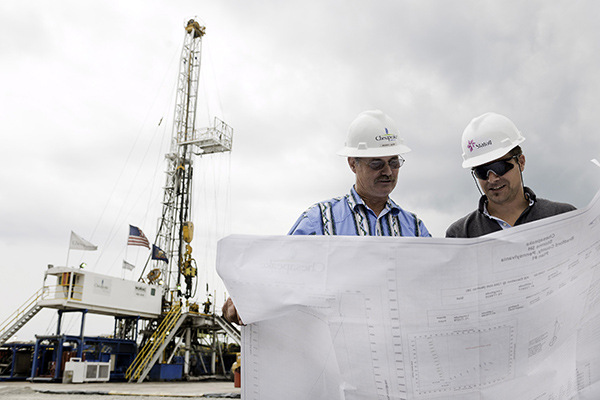 Drilling superintendant Haver White from Chesapeake and seconded drilling engineer Karl Gerhard LongvastÃ¸l from Statoil are discussing future plans for this well in Pennsylvania. Photo: Helge Hansen / Statoil
